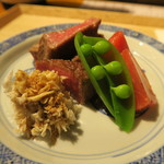 まる富 - 29年5月　岩手牛ヒレ肉ロースト　スナップエンドウ、トマト甘酢漬、山わさび醤油