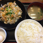 おふくろ亭 - 白ホル定食 ニンニク醤油 大飯 500円 温泉玉子