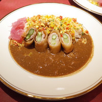 アピシウス - 第13回東京グランメゾン・チャリティーカレーの馬スジと桜エビのコンディマン、豚のクリスピーカレー(1000円)