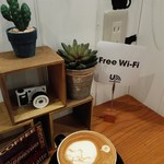 Tsumugi Kafe - 店内Free Wifi、カウンター席に電源あり。