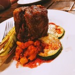 Perle - ラム肩ロースのコンフィ。ズッキーニと豆のトマト煮とヤングコーン添え