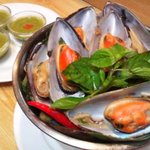 ロムアロイ - 【限定メニュー】「ムール貝のハーブ蒸し」：数種類のハーブで蒸して旨みが凝縮！