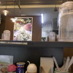 カラ助 - きれいに管理された店内の様子を見ながら待っていると