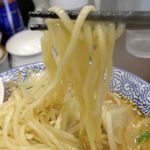 カラ助 - 麺はモチモチ食感の太麺で、甘味と旨味満点な味噌スープともマッチ！スッキリした味わいなので朝ラーメンにもぴったりです。