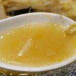 カラ助 - スープから飲んでみると、タンメンならではのスッキリさはそのままに、味噌の旨味と甘味が生きて新感覚なウマさ！