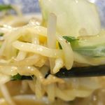 カラ助 - 野菜は事前に炒めてあるので水分がスープの中に染み出て味が薄まりにくい点も嬉しいところ！シャキシャキ感満点な野菜とともに、麺を絡めて食べるのが個人的におすすめな食べ方です。