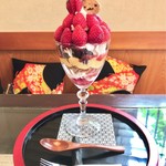 67276761 - 苺パフェ のせすぎ 1200円(税抜き)