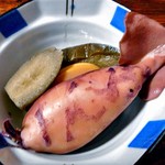 よし半 - お通し「小イカと根菜類の煮物」