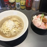 煮干乱舞 - かけそば＆肉めし　背骨 大山鶏 背脂 長崎大ダレ 長崎鯵 広島白口