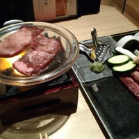 美食 個室・炭火焼・ワイン 縁 新宿店 - 大トロ牛タン水晶プレート焼き
