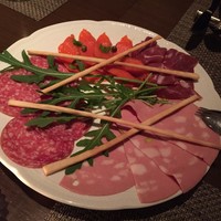 ヴィラッツァ - イタリアンハムとスモークサーモンはワインが進みます