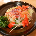 旭寿司 - 華ランチに付くサラダは野菜の中にサーモンも散りばめてありました