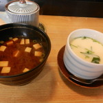 旭寿司 - 華ランチに付く茶碗蒸しと赤出汁です