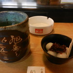 旭寿司 - ＋１００円でデザートに白玉あずきと温かい緑茶を頂きます