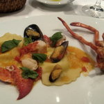 クッチーナ イタリアーナ ガッルーラ - 温前菜【モッツァレラ入りラヴィオリ、オマール海老とムール貝のサルサで】