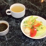 花もよう - ステーキソース、サラダ、スープ