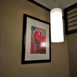 新宿 うなぎ菊川 - [内観] 店内 テーブル席のイラスト額 & ペンダントトップ