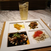 MASA'S KITCHEN 名古屋JRゲートタワー - 前菜(よだれ鳥、中華豆腐、ネギチャーシュー、南瓜のマリネ)と竹鶴ハイボール
