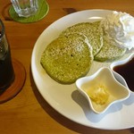 さとやまカフェ - パンケーキ 抹茶とホワイトチョコ。生クリーム トッピング。