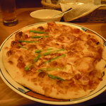 シチリアの隠れ家 - アスパラとベーコンの２色ピザ