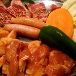 旨い肉と美味しいお酒の焼肉屋　MEAT KUN - ハッピーランチの肉盛り
            (カルビ ホルモン 豚トロ 鶏もも ウインナー)
