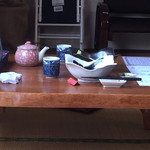 海さくら - 白い丼が 上の海鮮丼＝１５００円
      向かいの席の方が食ってた