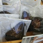 ブレッド&タパス 沢村 - 青山パンまつり限定のイカスミパン、右はチリビーンズ？