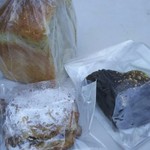 ブレッド&タパス 沢村 - キャラメルバナーヌココ、生ハムのイカスミデニッシュ、三重県産小麦ハードトースト