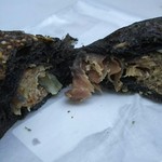 ブレッド&タパス 沢村 - 生ハムのイカスミデニッシュ