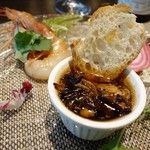 キャトルラパン - 真ん中にはアヒージョも…