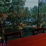 キャトルラパン - 全面ガラスで堂島の杜が足元に見える