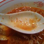 蒙古タンメン中本 目黒店 - レンゲにも唐辛子がべったり