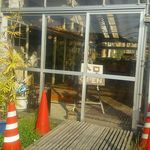 Cafe Beans - 温室の入口、いやお店の入口(;^_^