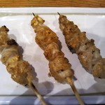 やき鳥三太郎 - 皮３本 ３３０円(税込)(2017年5月5日撮影)