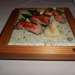 瀬里奈 - 神戸牛の炙り寿司です。神戸牛に脂がのっているので、酢飯とのベストなコラボレーションを演出していました。