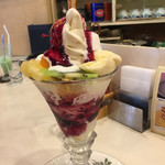 フレンド - ヨーグルトパフェ650円…ヨーグルトとブルーベリーソースが入ってます