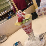 フレンド - ストロベリーパフェ650円…隣のお兄さんからタバコをお借りして大きさを比べてみました♡