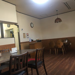 レストラン はせくら - 2017年5月。6人掛けが1卓と4人掛けが3卓。