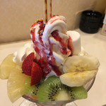 フレンド - ストロベリーパフェ650円…ひと口目はプリッツにたっぷりソフトクリームを付けてパクリといただきます♡