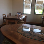 手打そば　稜庵 - テーブル席を臨みます。