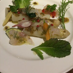 マッシュルーム - オランダ産ホワイトアスパラの冷製 ラヴィゴットソース 今治産コチのカルパッチョ添え