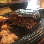 レストラン はせくら - 2017年5月。ハンバーグ断面。