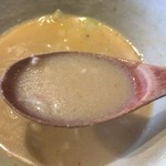 一途 - 出汁は仔牛から取った「フォンドボー」をベースにしています。 この「フォンドー」に「味噌」と「生クリーム」等を加えています。 まるでポタージュを思わせる粘度の高い濃厚な味わいのスープです。