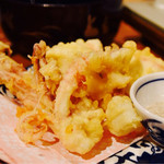 こてつ - 泳ぎ活イカのゲソは炭火焼きか天ぷらにしてもらえます。