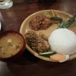 ダルバートダイニング - 左側が別添えのダルスープ