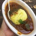 アフターグロウ - 護国神社蚤の市にてアフターグロー&マガリカレーの合い掛けカレー 800円