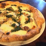 ピッツェリア ジターリア ダ フィリッポ - ソーセージと青菜のPIZZA