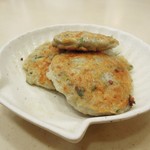 生記清湯牛腩麺家 - 煎鯪魚餅　＄15