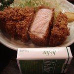 横綱ロースかつはタバコの箱よりも厚い！