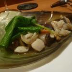 baron - 平らぎ貝の殻の器で平らぎ貝、サザエ、粒貝、生トリ貝